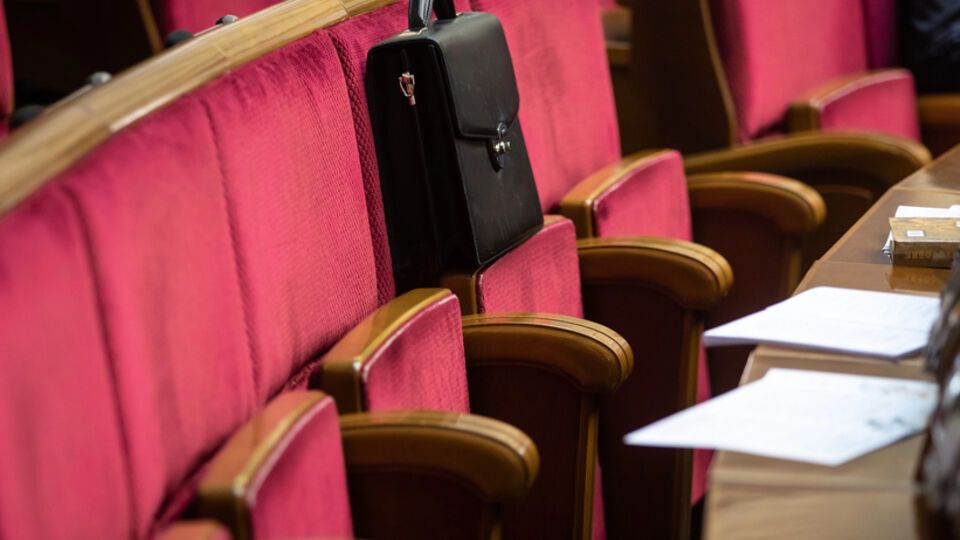 Еще несколько выходов из фракции, и монобольшинство перестанет существовать де-юре