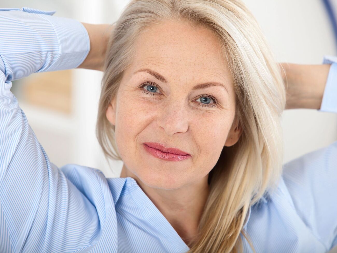 Женщинам старше 50 лет больше не нужно отказываться от длины или закрашивать появляющуюся седину