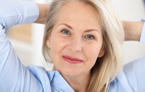 Женщинам старше 50 лет больше не нужно отказываться от длины или закрашивать появляющуюся седину