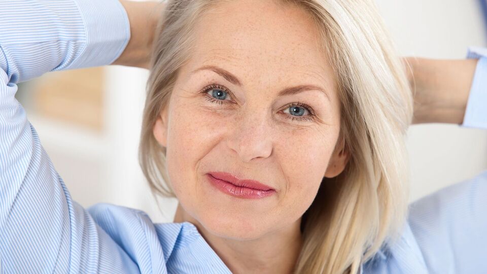 Жінкам віком від 50 років більше не потрібно відмовлятися від довжини або зафарбовувати сивину, що з'являється