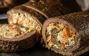 Рулет подают охлажденным