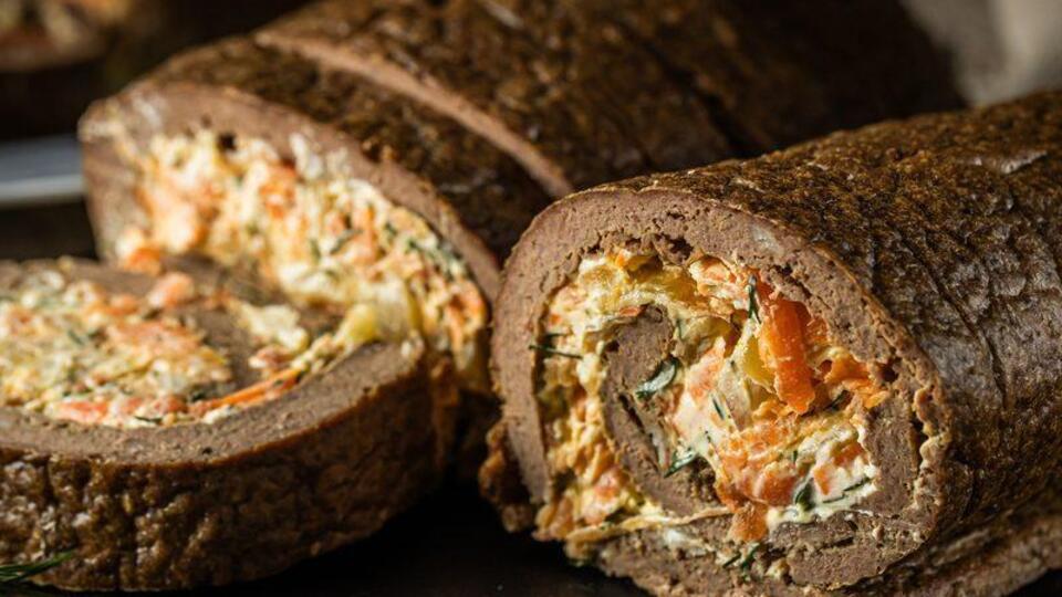 Рулет подают охлажденным