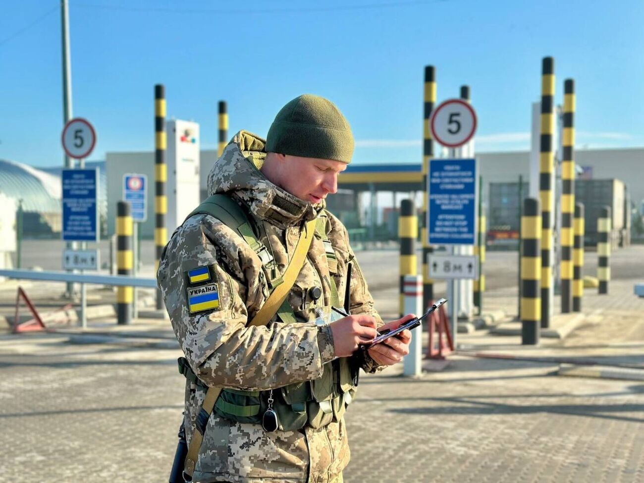 Пункты пропуска работают в штатном режиме, но движение к ним ограничено, отметил Кулеба