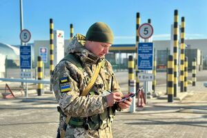 Пункты пропуска работают в штатном режиме, но движение к ним ограничено, отметил Кулеба