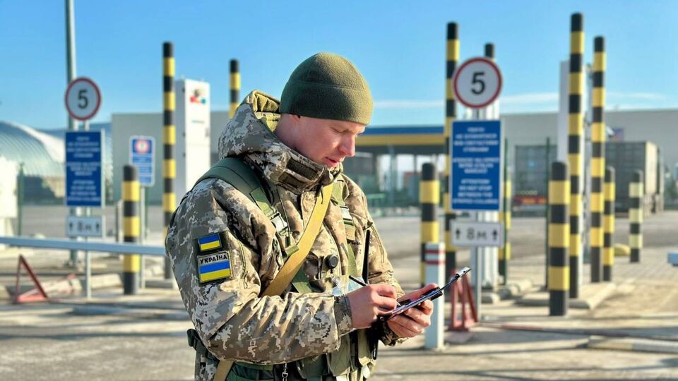 Пункти пропуску працюють у штатному режимі, але рух до них обмежено, зазначив Кулеба