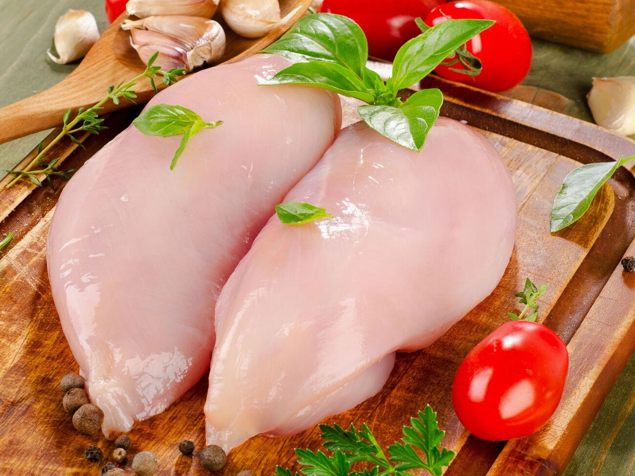 После закипания воды мясо должно полежать в кастрюле еще 20 минут под закрытой крышкой