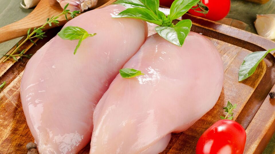 После закипания воды мясо должно полежать в кастрюле еще 20 минут под закрытой крышкой