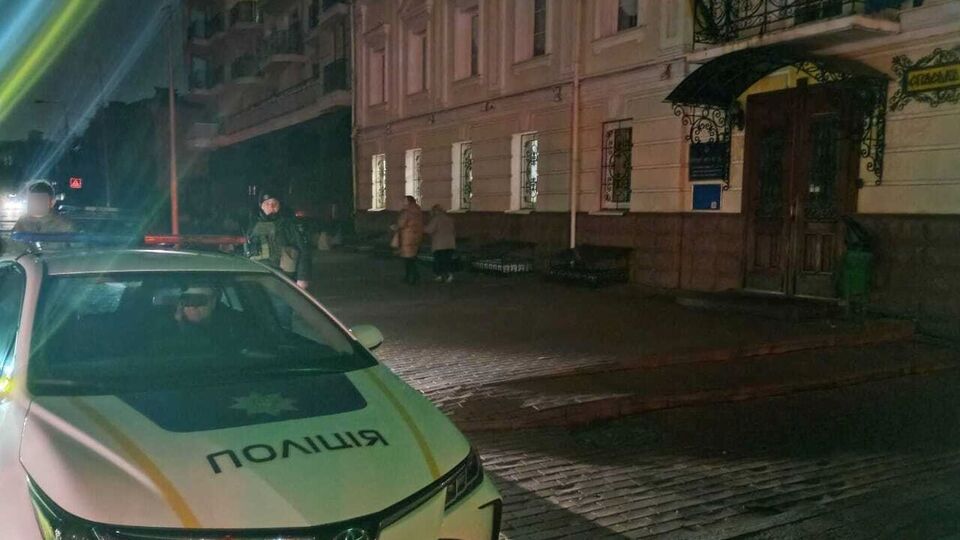 Специалисты выясняют происхождение вероятного радиомаячка возле приемной штаба