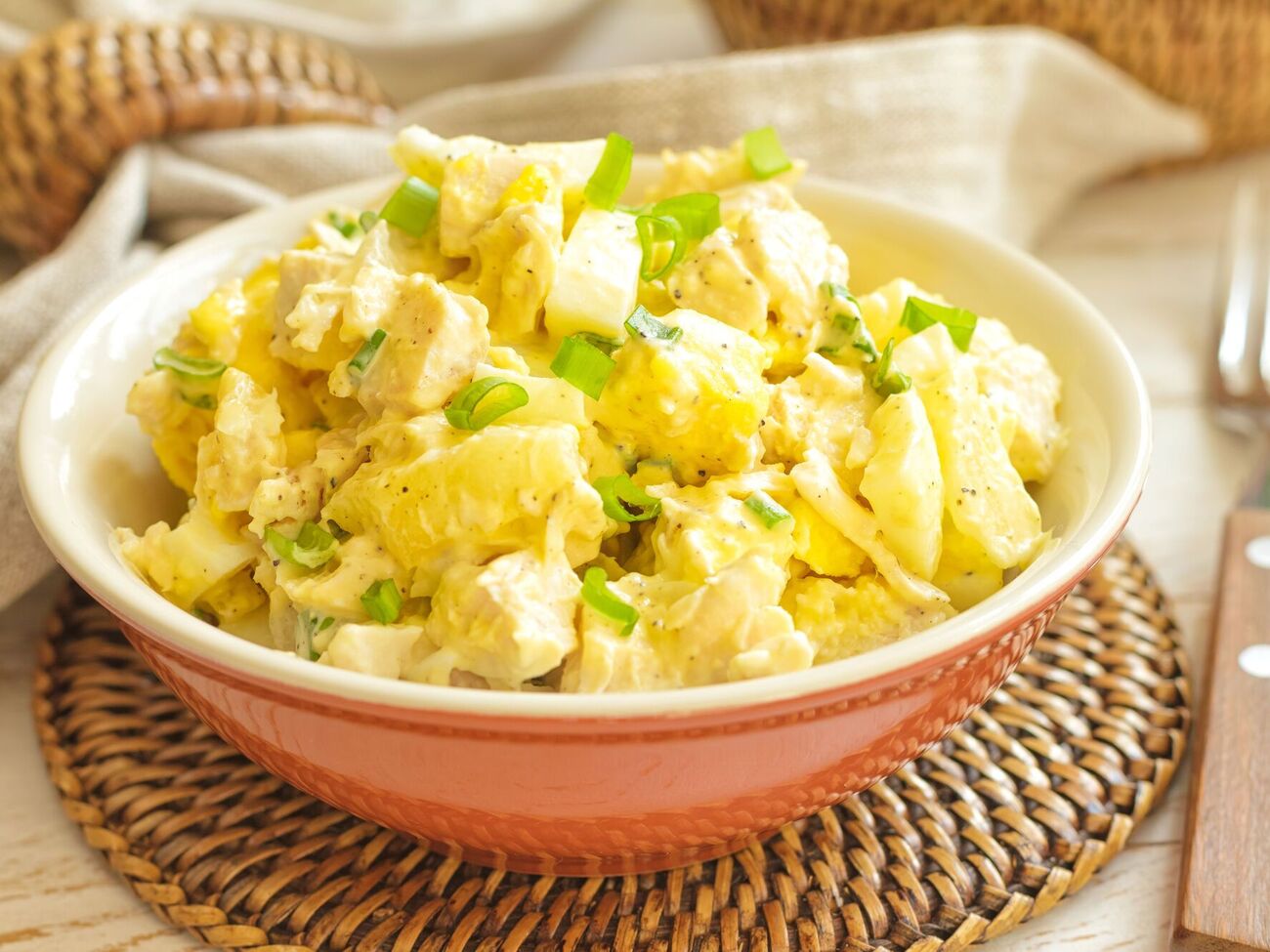 В салат из ананасов и пекинской капусты нужно добавить сухарики