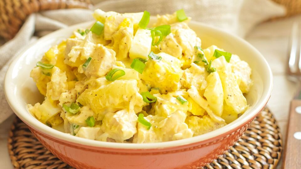 В салат из ананасов и пекинской капусты нужно добавить сухарики