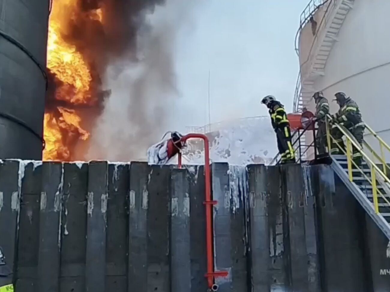 По данным местных жителей, на нефтебезе горят минимум два резервуара