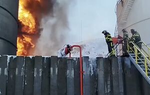 По данным местных жителей, на нефтебезе горят минимум два резервуара