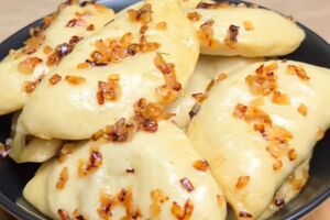 Подавайте вареники, посыпав луком