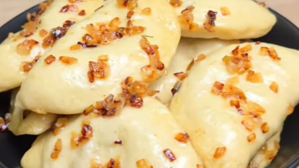 Подавайте вареники, посипавши цибулею