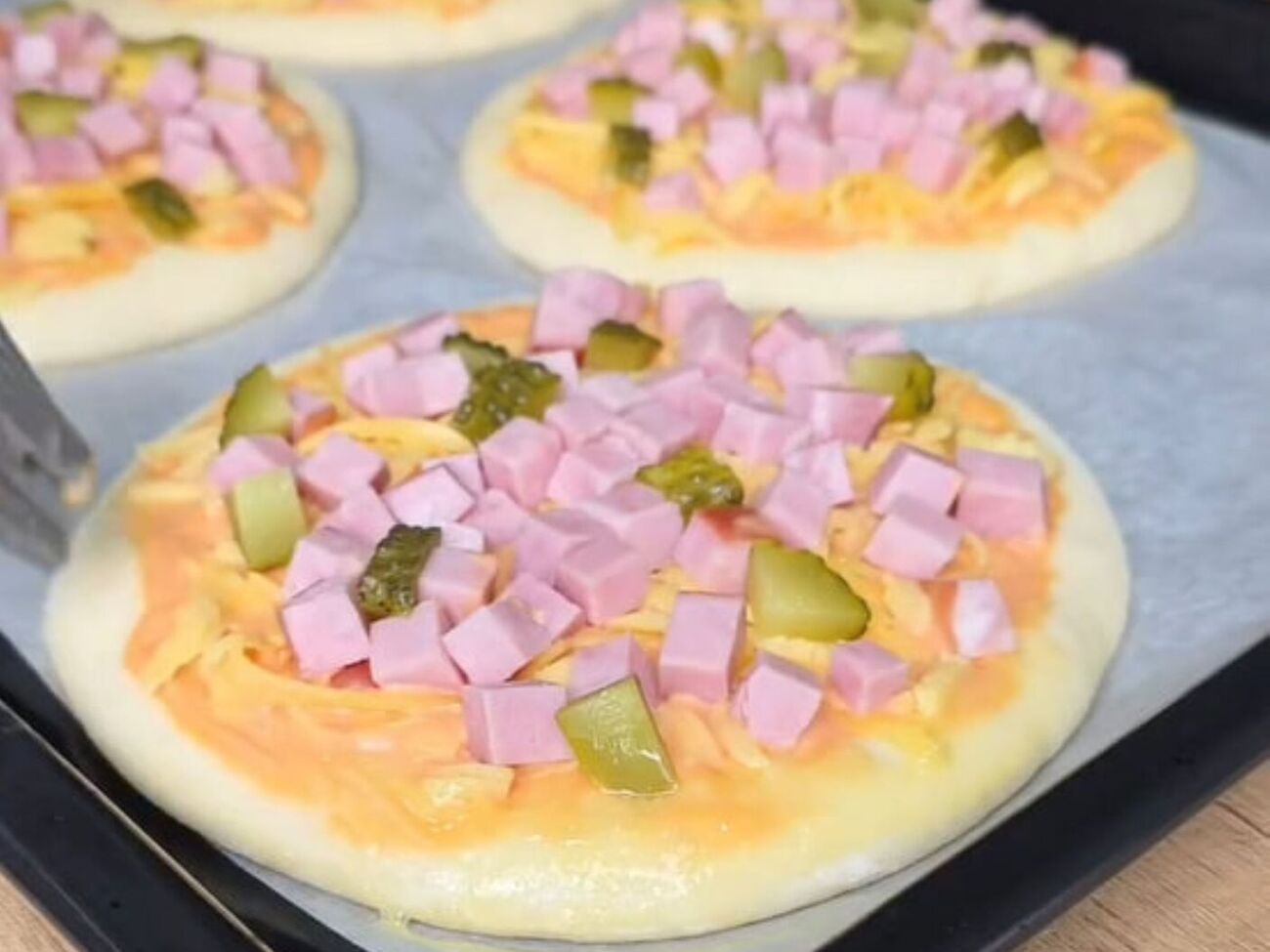 Выпекайте пиццу в разогретой духовке при 190 °С.