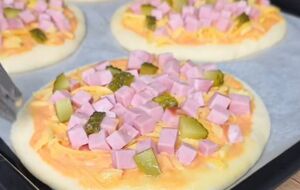 Выпекайте пиццу в разогретой духовке при 190 °С.