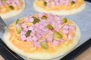 Выпекайте пиццу в разогретой духовке при 190 °С.