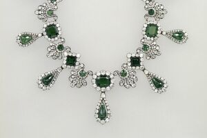 В сети утверждают, что бусы из Лувра якобы обнаружили в вещах Миндича