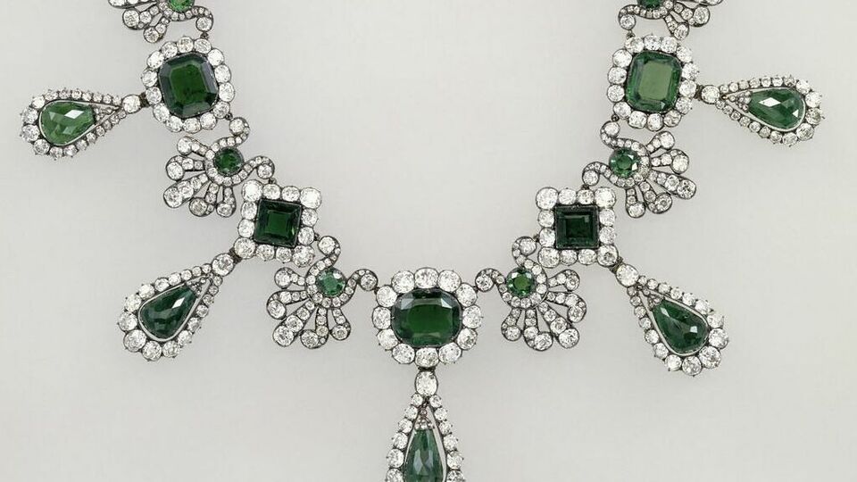 В сети утверждают, что бусы из Лувра якобы обнаружили в вещах Миндича