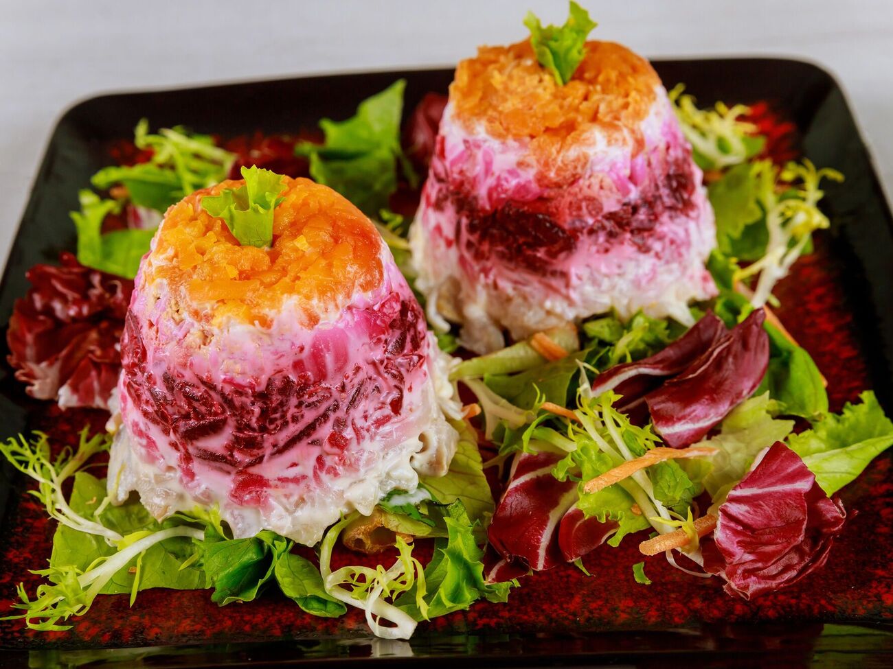 Каждый слой салата смазывается майонезом