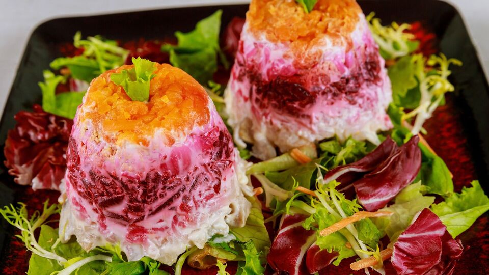 Каждый слой салата смазывается майонезом