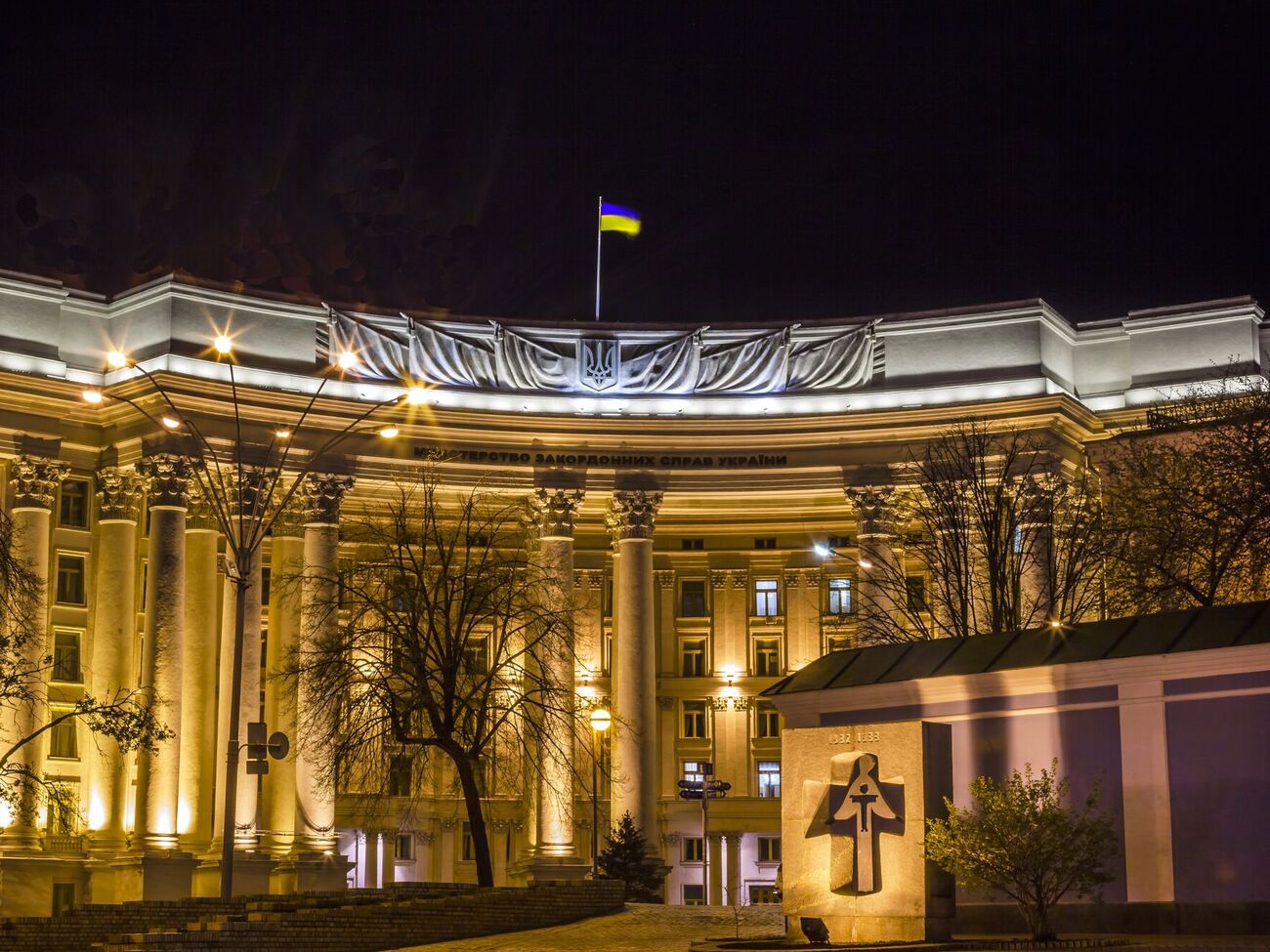 Украина полностью поддерживает усилия, которые могут привести к "справедливому миру", отметил глава украинского МИД