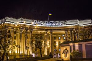 Украина полностью поддерживает усилия, которые могут привести к "справедливому миру", отметил глава украинского МИД