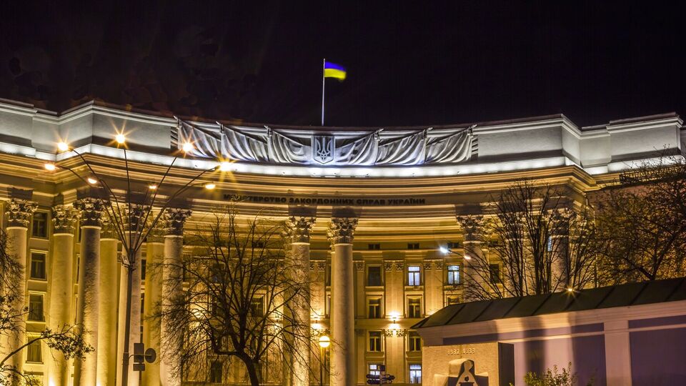 Украина полностью поддерживает усилия, которые могут привести к "справедливому миру", отметил глава украинского МИД