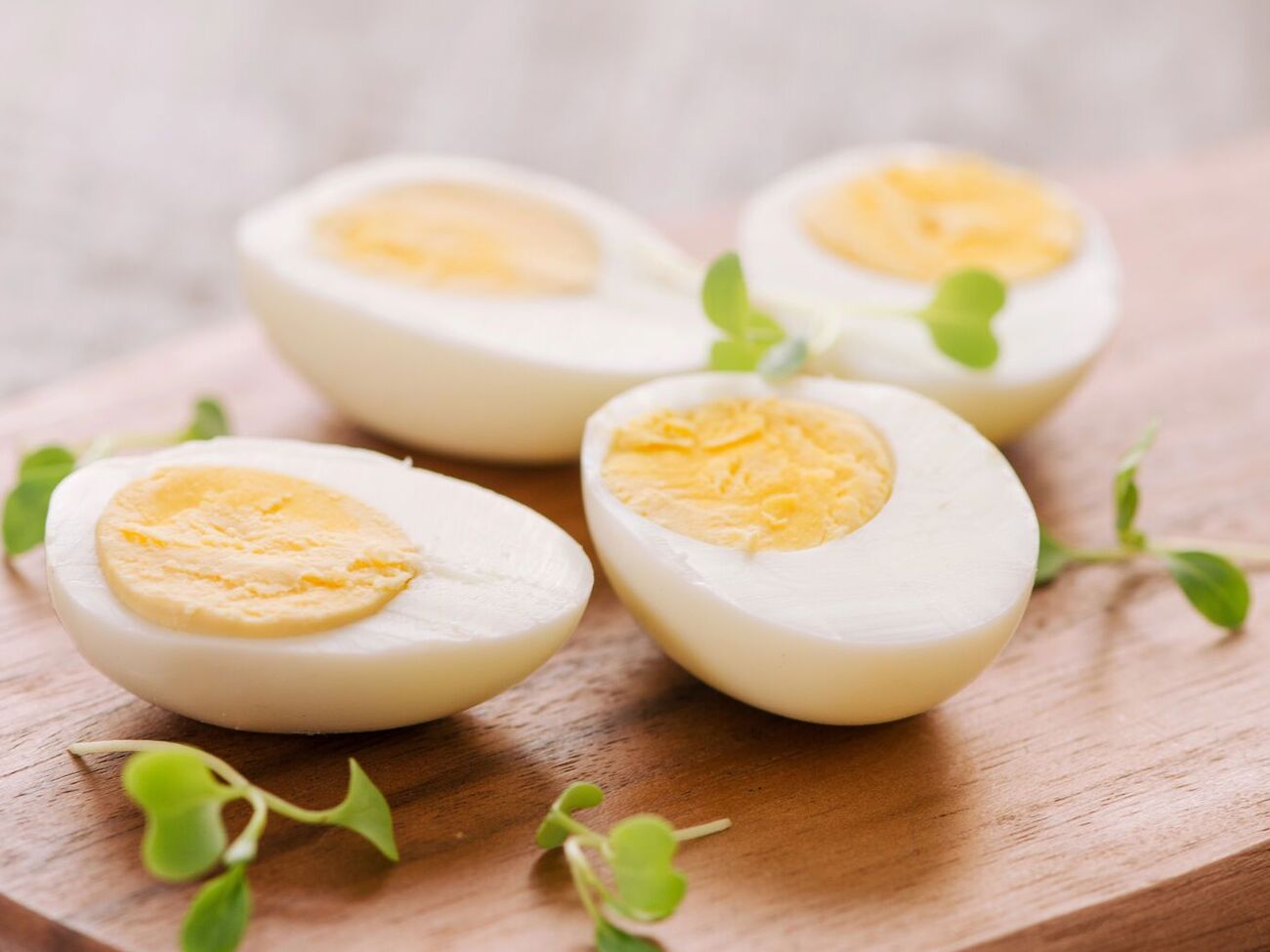 Если вареные яйца залить холодной водой сразу после приготовления, они потеряют нежность
