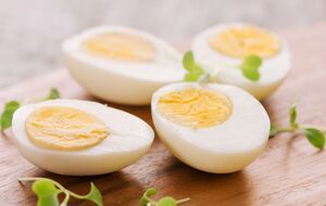 Если вареные яйца залить холодной водой сразу после приготовления, они потеряют нежность