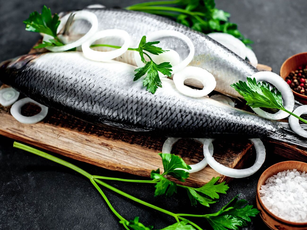 У самки селедки брюхо всегда выпуклое и полукруглое, а спина при этом ровная