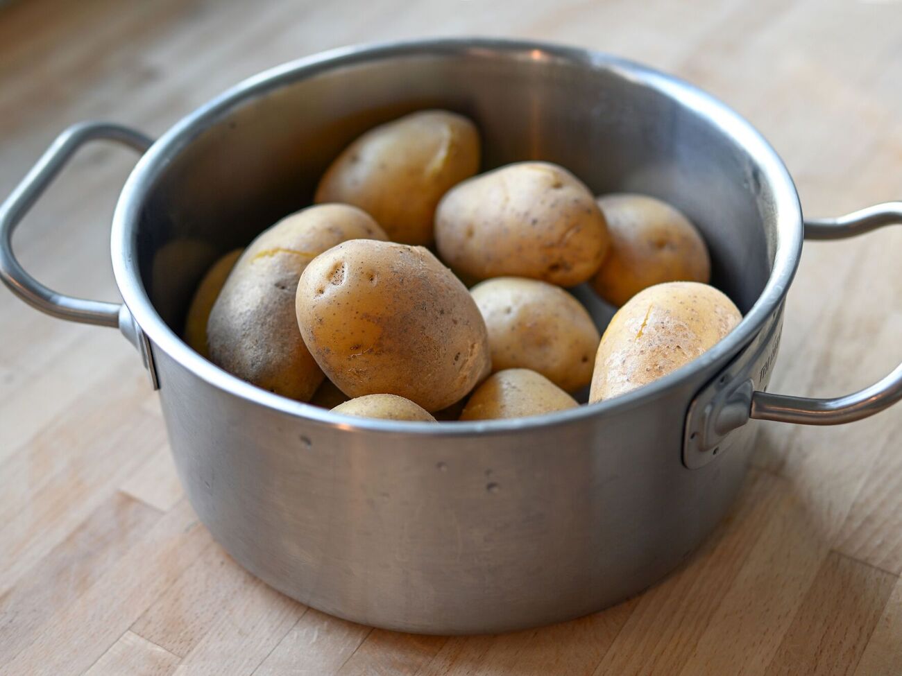 В микроволновке картофель можно приготовить в три раза быстрее, чем варить