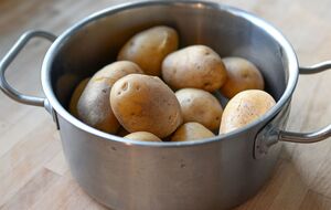 В микроволновке картофель можно приготовить в три раза быстрее, чем варить