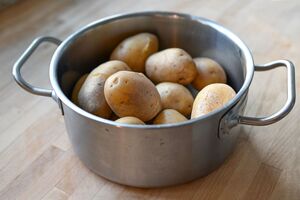 В микроволновке картофель можно приготовить в три раза быстрее, чем варить