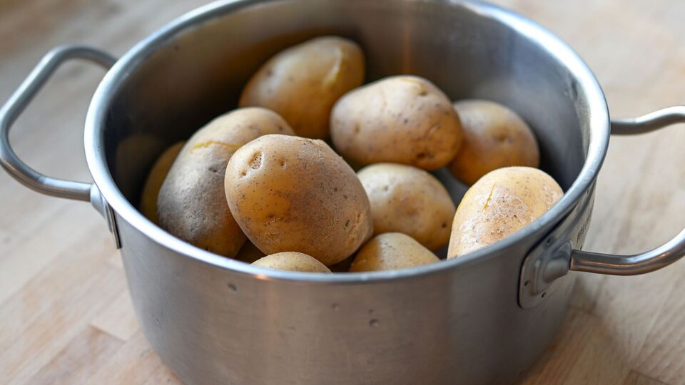 В микроволновке картофель можно приготовить в три раза быстрее, чем варить