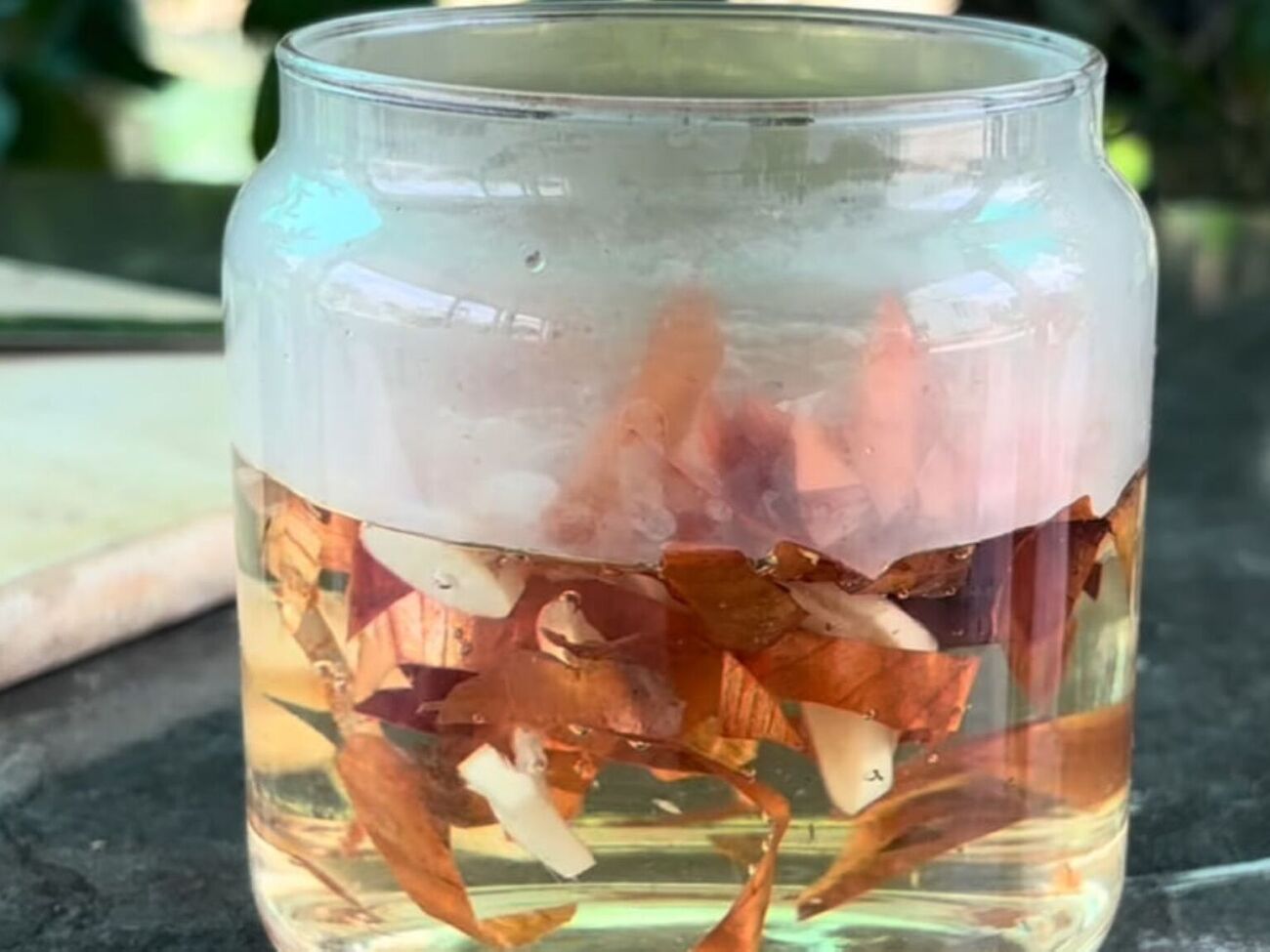 Для приготовления настоя цветовод рекомендует использовать луковую шелуху и чеснок