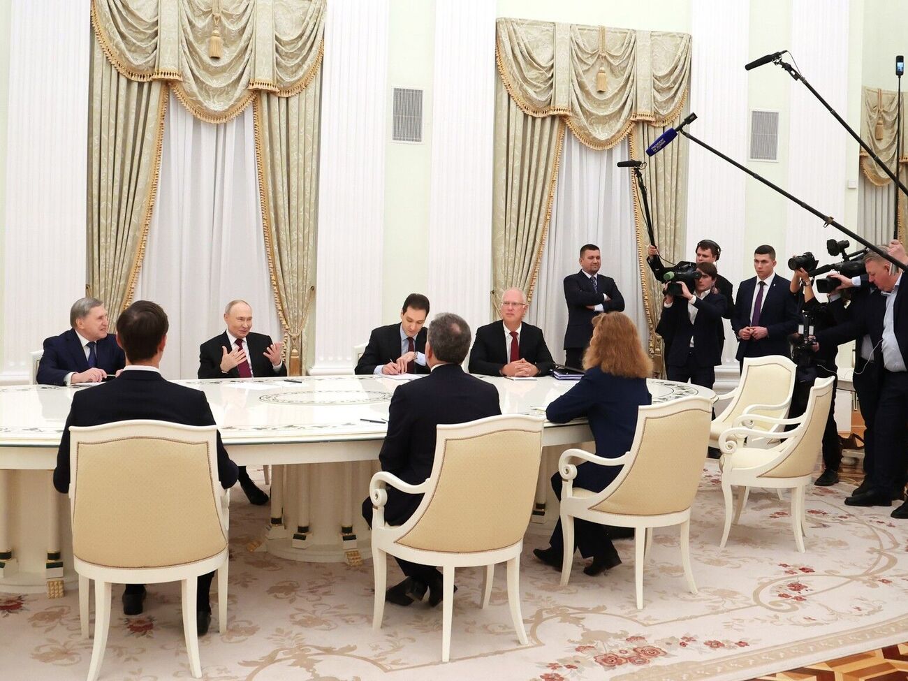 Переговоры начались на несколько часов позже запланированного