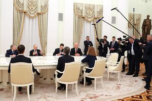 Переговоры начались на несколько часов позже запланированного