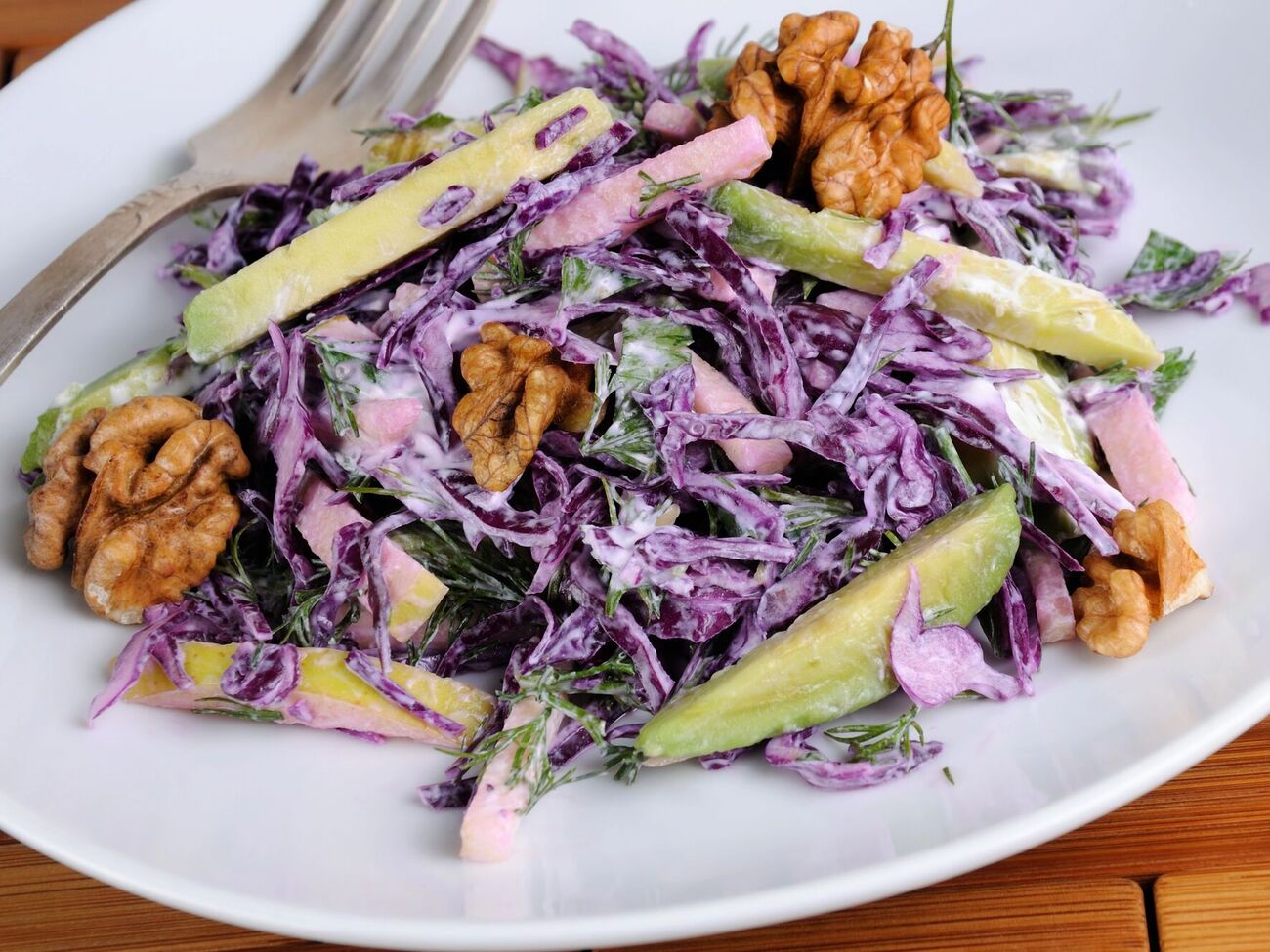 Для салата возьмите 80 г грецких орехов