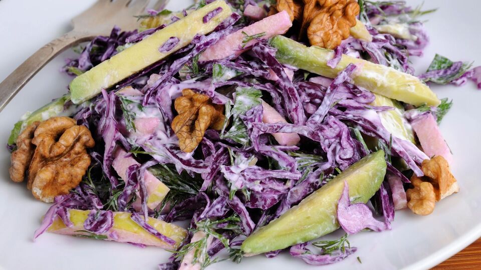 Для салата возьмите 80 г грецких орехов