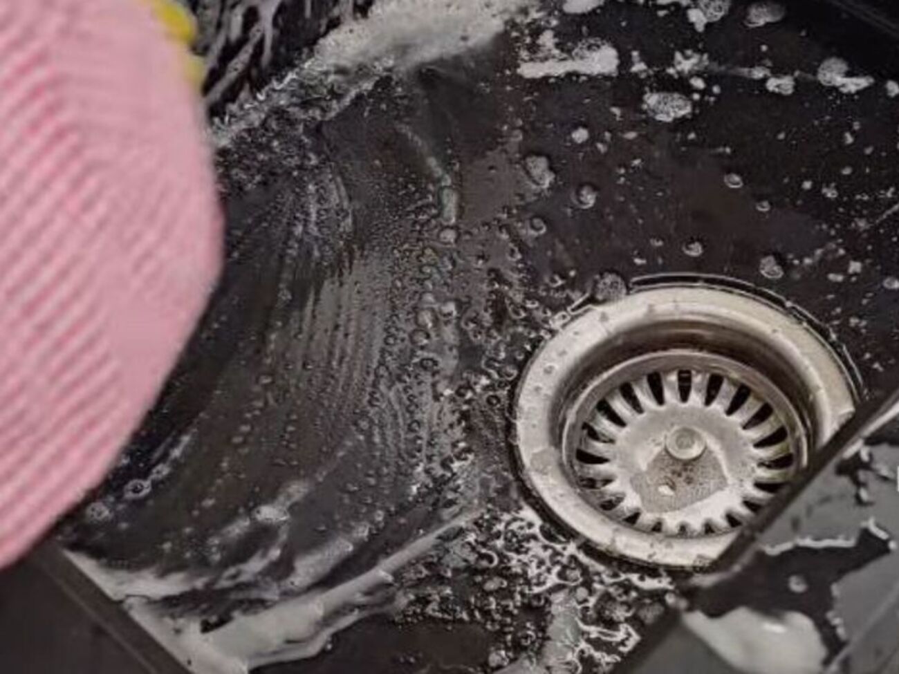 Для блестящего вида натрите раковину подсолнечным маслом