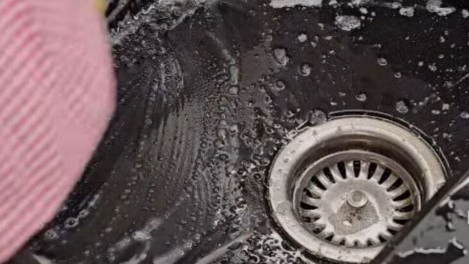 Для блестящего вида натрите раковину подсолнечным маслом