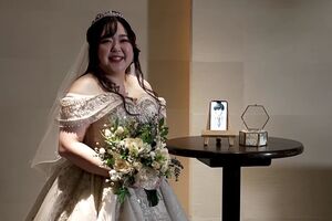 "Муж" Ногучи был на экране смартфона