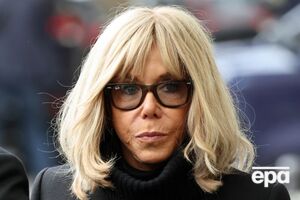 В защиту активисток выступило несколько звезд французского кино, запустив флешмоб против Макрон