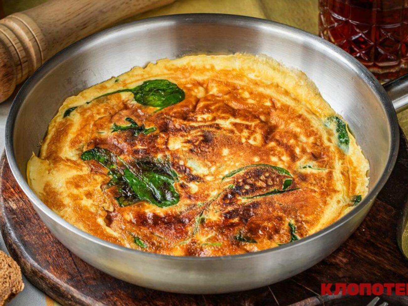 Для омлета возьмите 20 г шпината