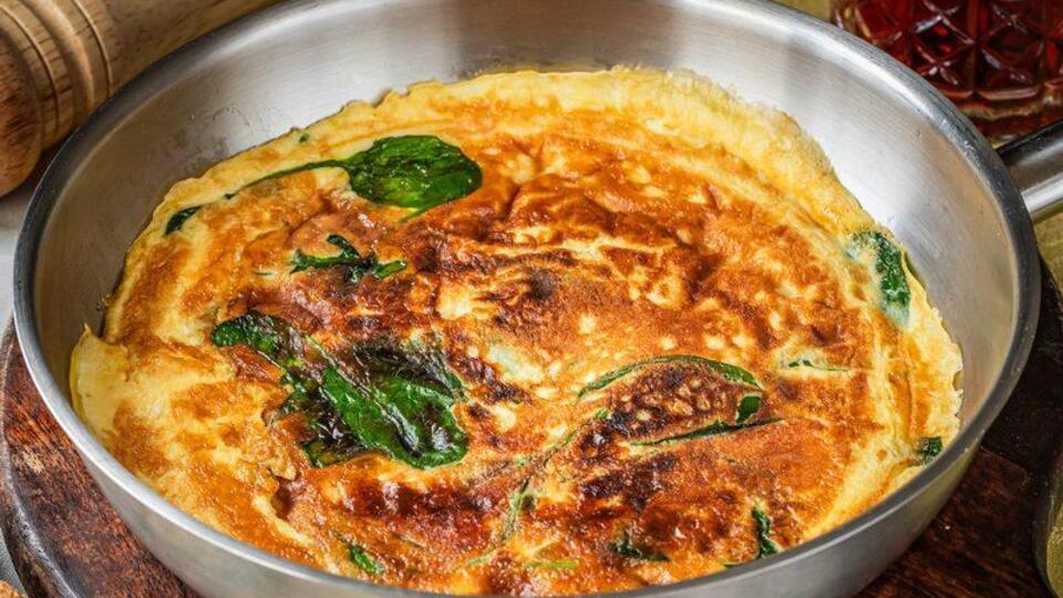 Для омлета возьмите 20 г шпината