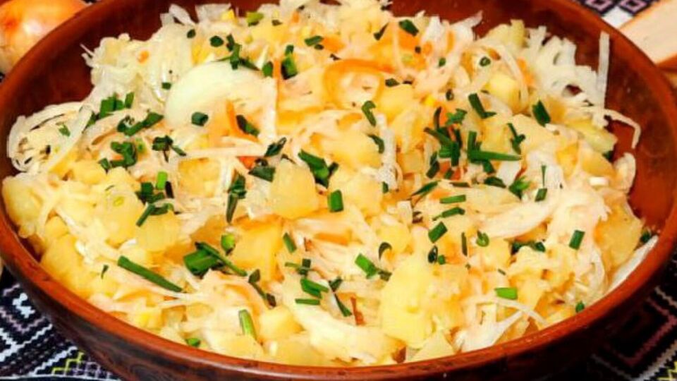 Смешайте в емкости квашеную капусту, картофель, лук, чеснок