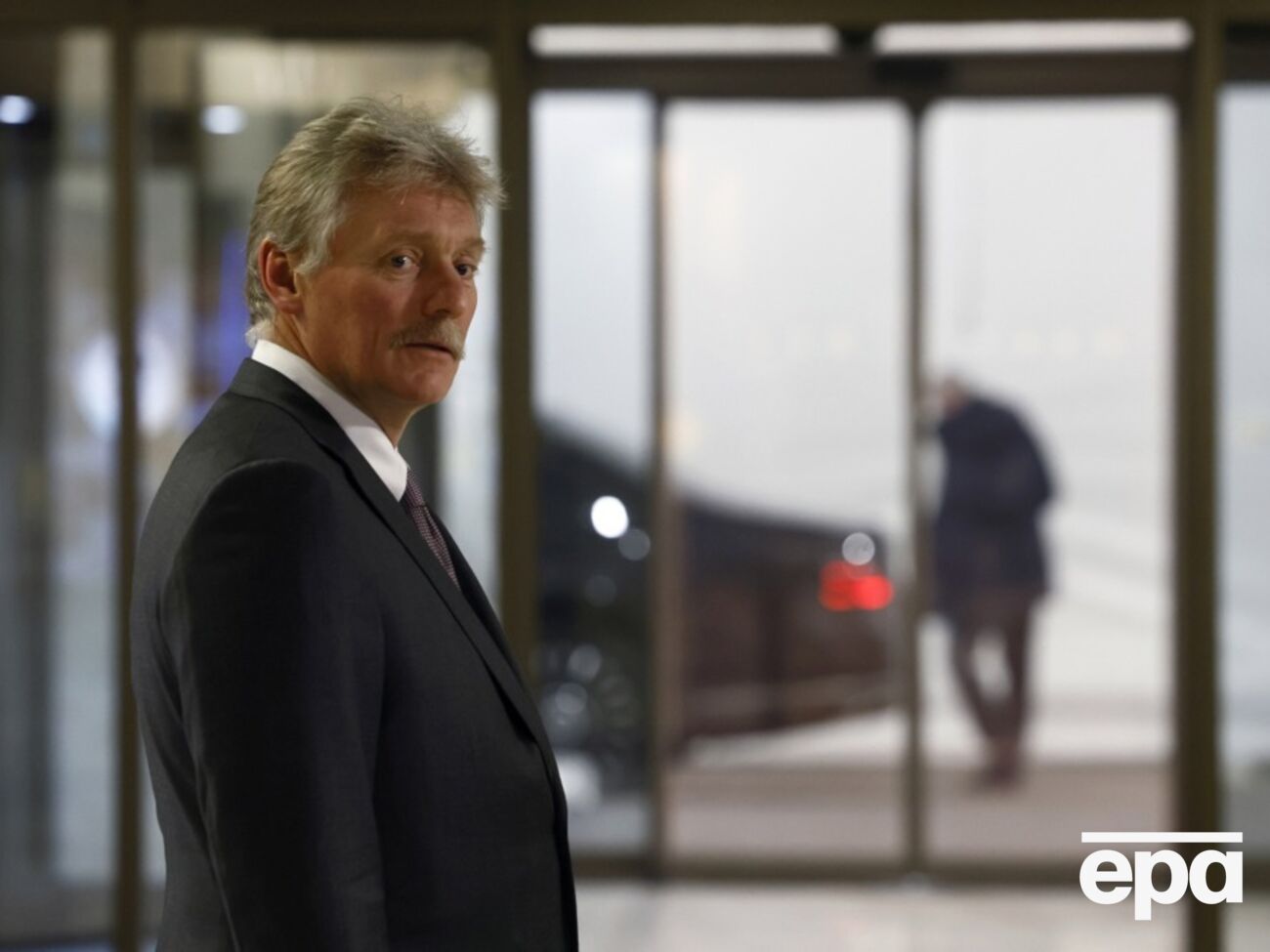 Песков заявил, что намерения Макрона возобновить диалог с Путиным "можно оценить только положительно"