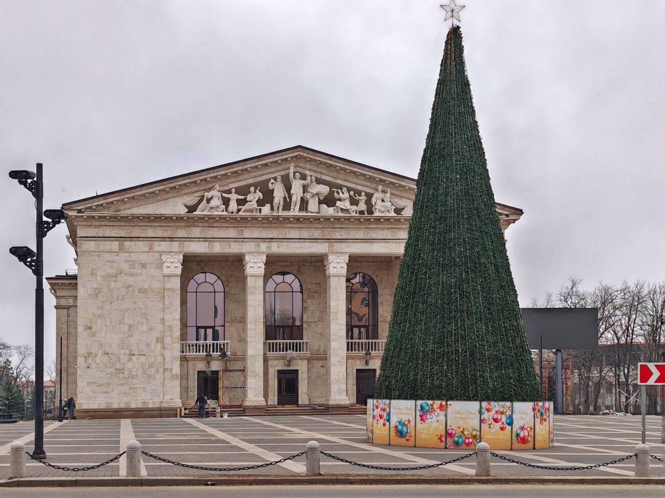 Російські окупанти покажуть комедію на місці загибелі понад 600 українців у Маріуполі