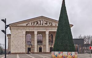 Російські окупанти покажуть комедію на місці загибелі понад 600 українців у Маріуполі